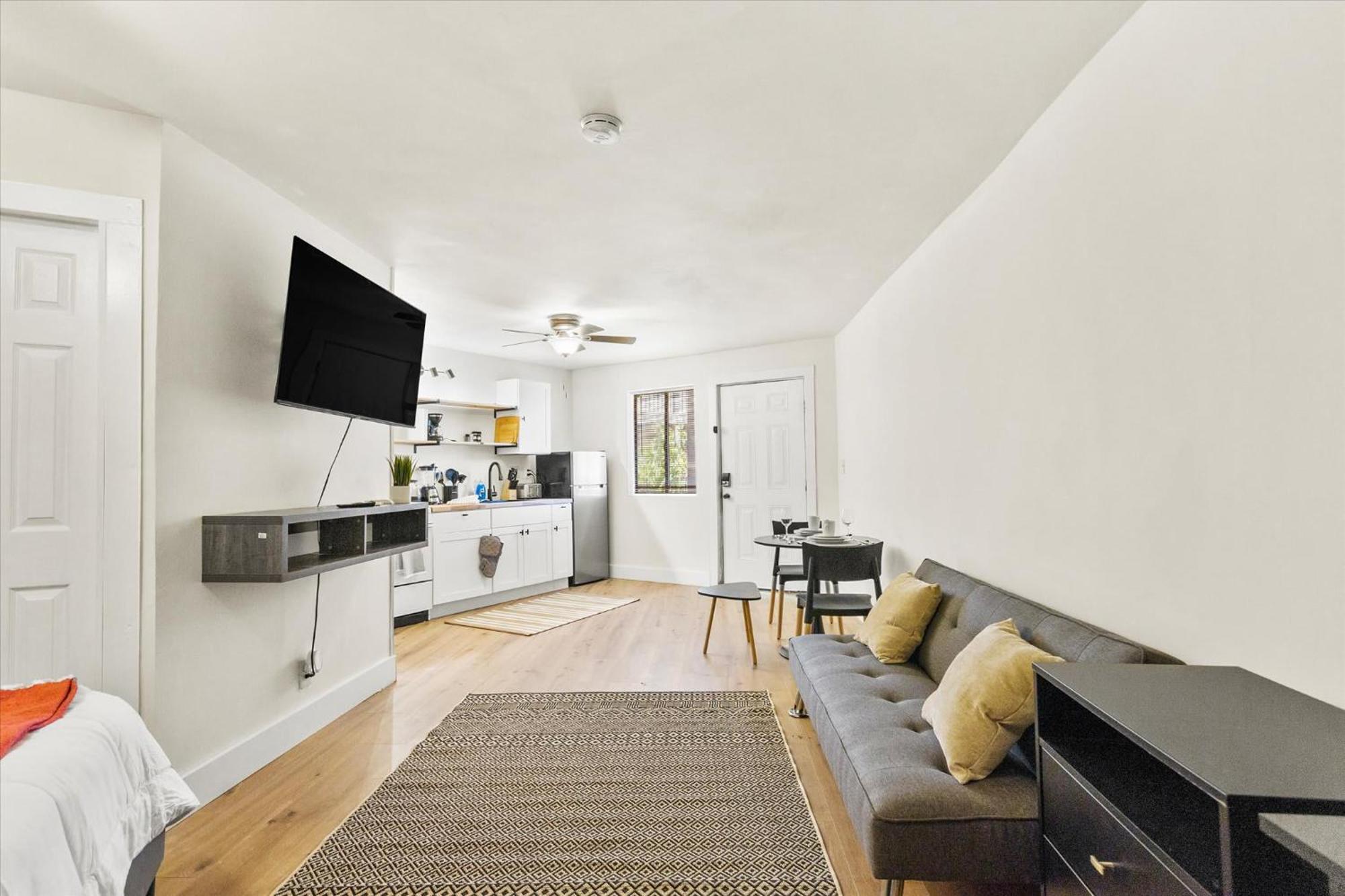 Modern Studio Apartment Near Merrimack Park ハンツビル エクステリア 写真
